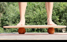 Lade das Bild in den Galerie-Viewer, Masszázs golyó - kőrisfa, 10 cm | rollholz